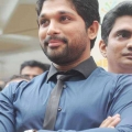 allu-arjun-at-mall-of-joy-kerala-stills-10