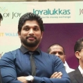 allu-arjun-at-mall-of-joy-kerala-stills-12