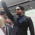 allu-arjun-at-mall-of-joy-kerala-stills-13