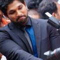 allu-arjun-at-mall-of-joy-kerala-stills-3